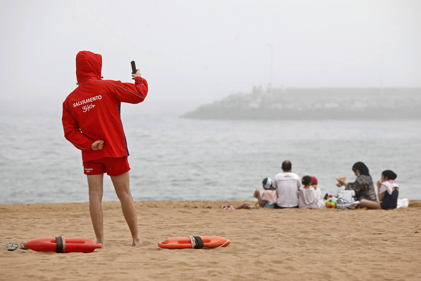 Fotos: Las playas asturianas, con numerosas visitas y controles a pesar de la niebla