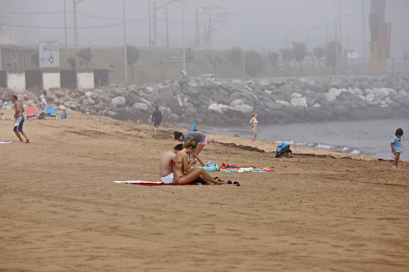 Fotos: Las playas asturianas, con numerosas visitas y controles a pesar de la niebla