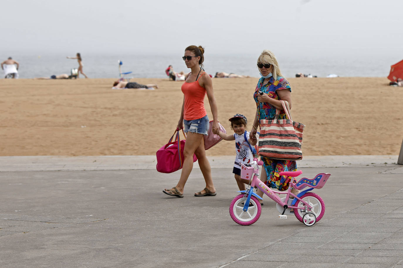 Fotos: Las playas asturianas, con numerosas visitas y controles a pesar de la niebla