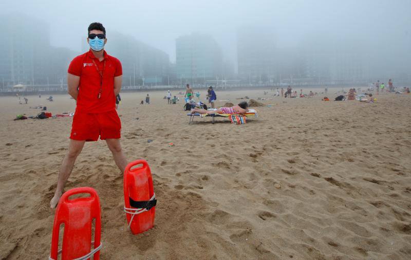 Fotos: Las playas asturianas, con numerosas visitas y controles a pesar de la niebla