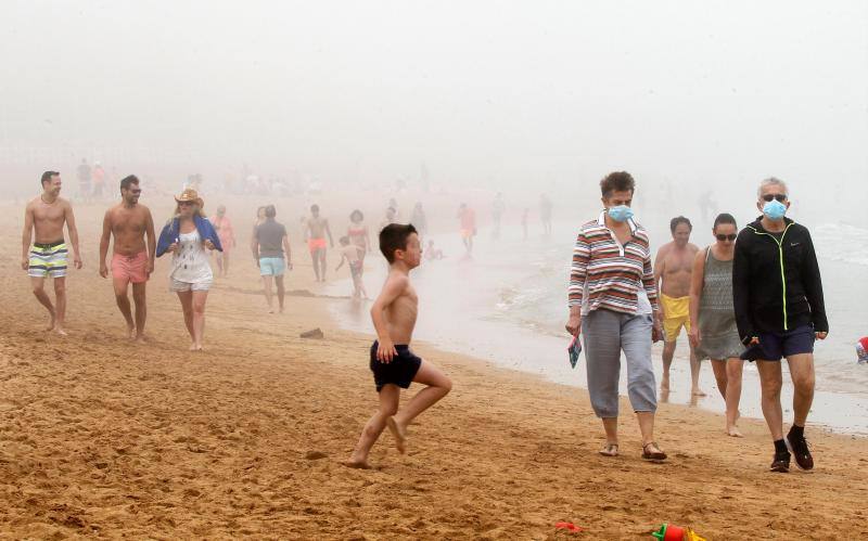 Fotos: Las playas asturianas, con numerosas visitas y controles a pesar de la niebla