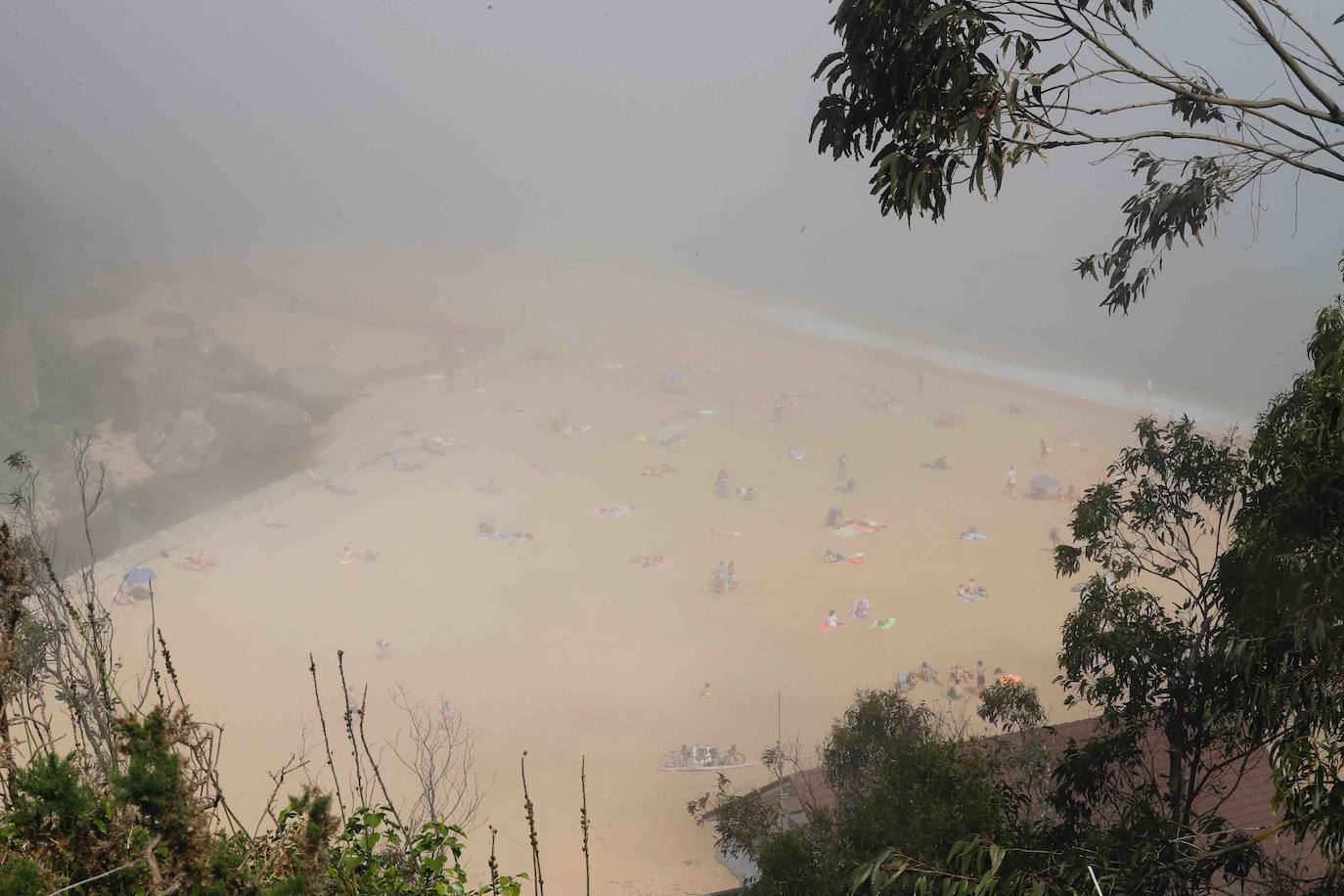 Fotos: Las playas asturianas, con numerosas visitas y controles a pesar de la niebla