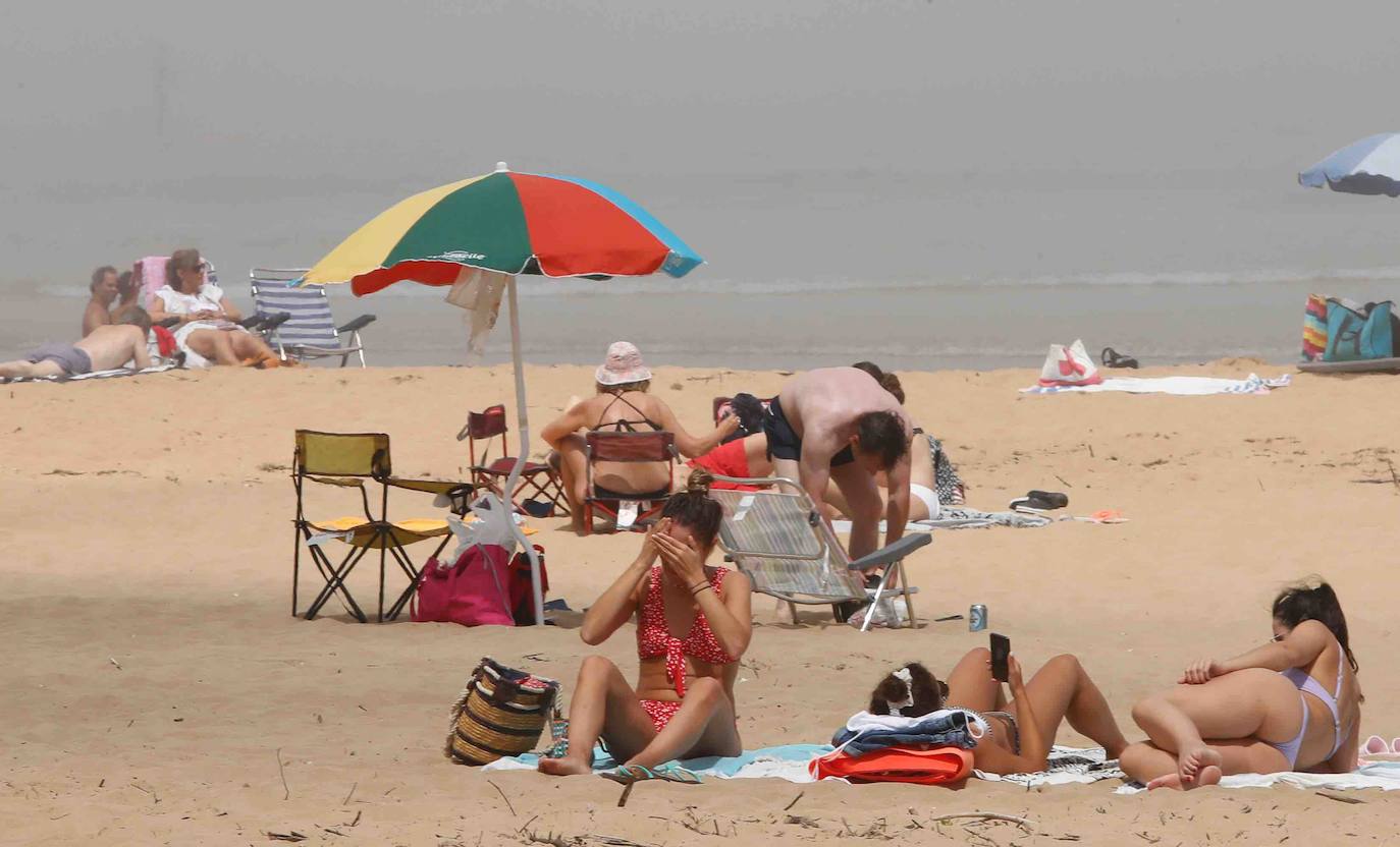 Fotos: Las playas asturianas, con numerosas visitas y controles a pesar de la niebla