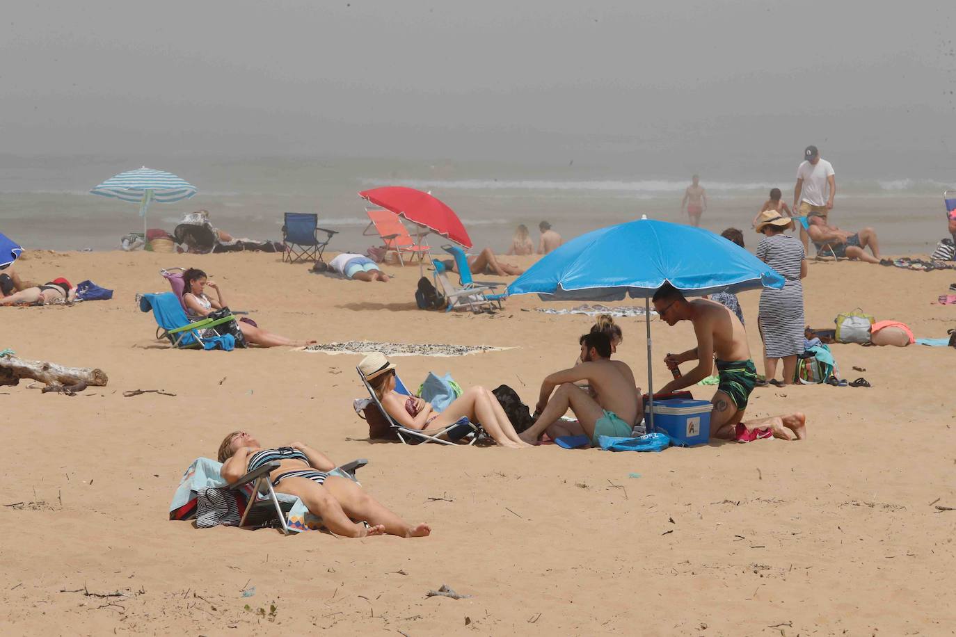 Fotos: Las playas asturianas, con numerosas visitas y controles a pesar de la niebla