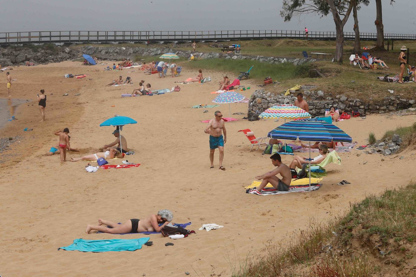 Fotos: Las playas asturianas, con numerosas visitas y controles a pesar de la niebla