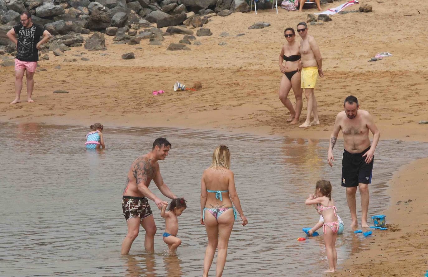 Fotos: Las playas asturianas, con numerosas visitas y controles a pesar de la niebla