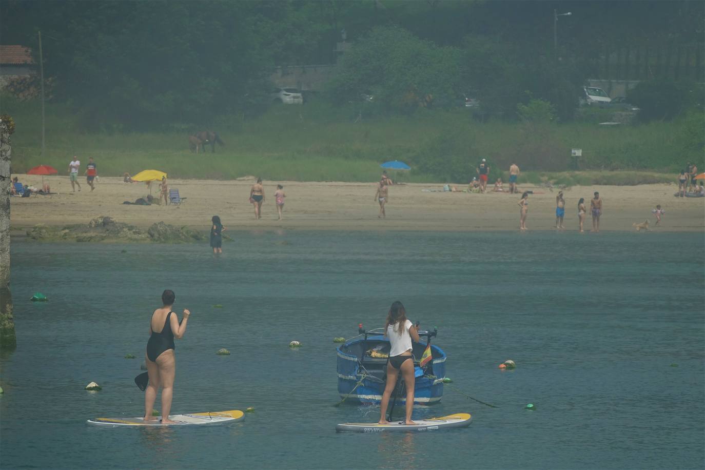 Fotos: Las playas asturianas, con numerosas visitas y controles a pesar de la niebla