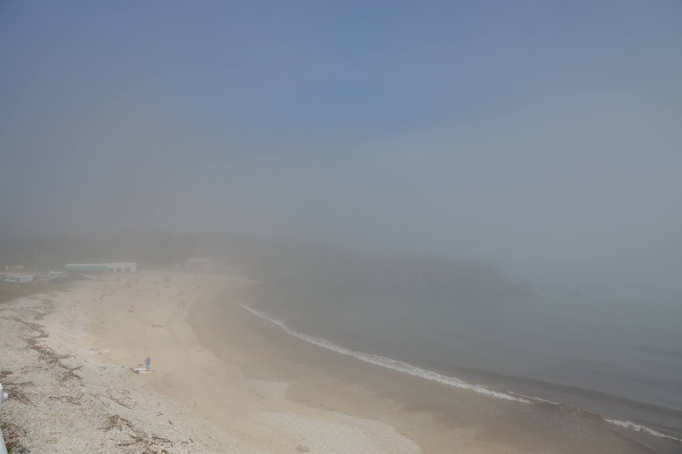 Fotos: Las playas asturianas, con numerosas visitas y controles a pesar de la niebla