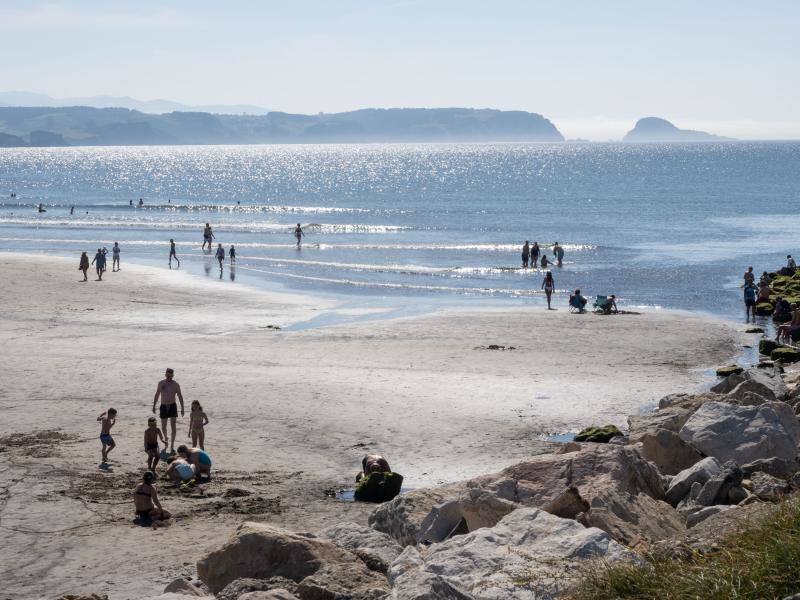 Fotos: Las playas asturianas, con numerosas visitas y controles a pesar de la niebla