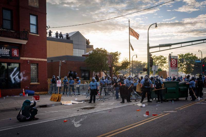 Minneápolis declaró el estado de emergencia por los disturbios, además de desplegar a 500 soldados tras la muerte de un hombre por un disparo de un policía y el incendio de una comisaría. El agente, que fue grabado por transeúntes en Mineápolis (Minesota, EE UU) con la rodilla en el cuello del afroamericano George Floyd, que falleció poco después de su detención y cuyo caso ha desencadenado una ola de protestas, fue detenido este viernes acusado de asesinato en tercer grado y homicidio imprudente.