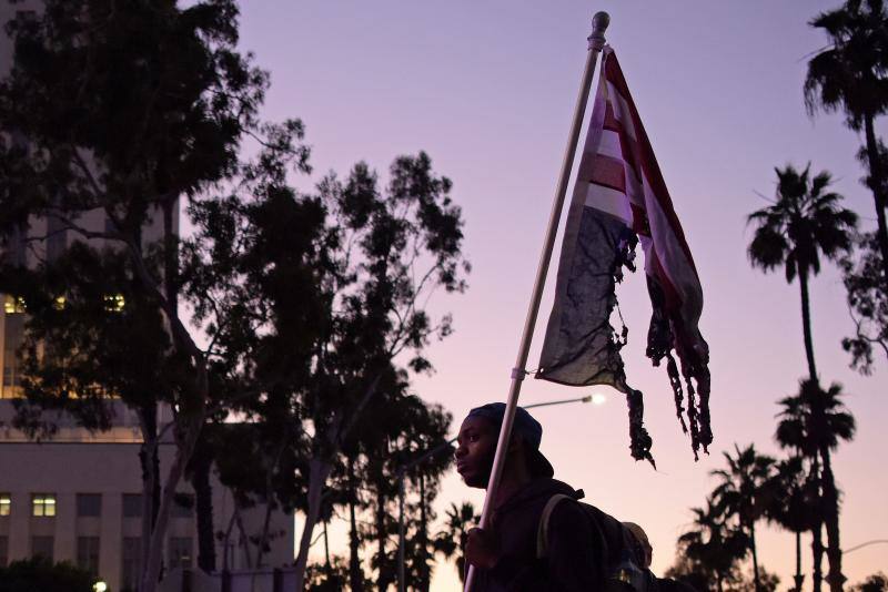 Minneápolis declaró el estado de emergencia por los disturbios, además de desplegar a 500 soldados tras la muerte de un hombre por un disparo de un policía y el incendio de una comisaría. El agente, que fue grabado por transeúntes en Mineápolis (Minesota, EE UU) con la rodilla en el cuello del afroamericano George Floyd, que falleció poco después de su detención y cuyo caso ha desencadenado una ola de protestas, fue detenido este viernes acusado de asesinato en tercer grado y homicidio imprudente.