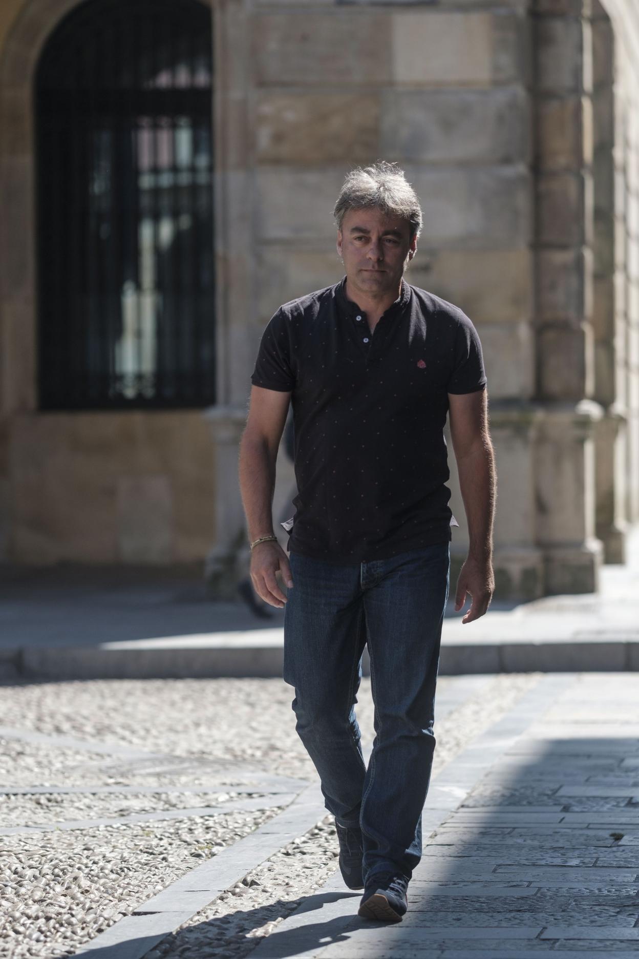 El concejal de Deportes, el pasado jueves, en la plaza Mayor. 