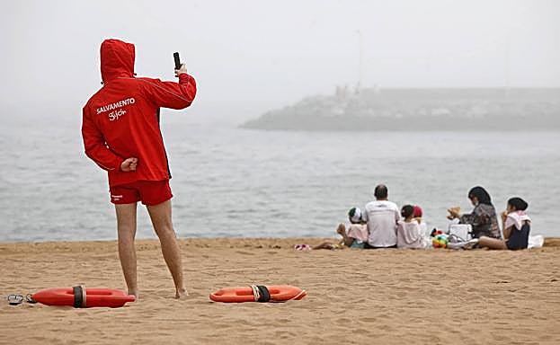 FOTO: playa de El Arbeyal, esta mañana. VÍDEO: comienzo de la temporada de baños en las playas gijonesas.