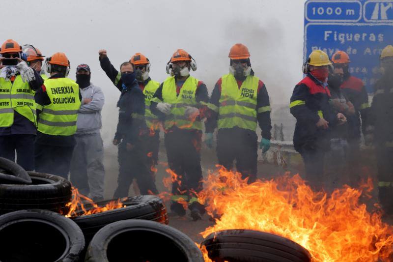 Miles de personas, entre ellas multitud de trabajadores de Alcoa de San Cibrao, en Lugo, han protagonizado este domingo una protesta que ha cortado un tramo de la Autovía del Cantábrico a la altura del Puente de los Santos, en Ribadeo, para mostrar su rechazo al anuncio de la multinacional del aluminio de que iniciará un período de consultas para un despido colectivo de un máximo de 534 empleados, al alegar una situación insostenible en esa factoría.