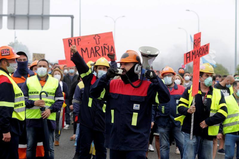 Miles de personas, entre ellas multitud de trabajadores de Alcoa de San Cibrao, en Lugo, han protagonizado este domingo una protesta que ha cortado un tramo de la Autovía del Cantábrico a la altura del Puente de los Santos, en Ribadeo, para mostrar su rechazo al anuncio de la multinacional del aluminio de que iniciará un período de consultas para un despido colectivo de un máximo de 534 empleados, al alegar una situación insostenible en esa factoría.