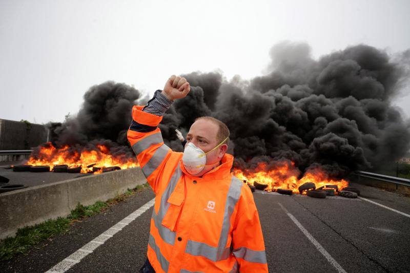 Miles de personas, entre ellas multitud de trabajadores de Alcoa de San Cibrao, en Lugo, han protagonizado este domingo una protesta que ha cortado un tramo de la Autovía del Cantábrico a la altura del Puente de los Santos, en Ribadeo, para mostrar su rechazo al anuncio de la multinacional del aluminio de que iniciará un período de consultas para un despido colectivo de un máximo de 534 empleados, al alegar una situación insostenible en esa factoría.