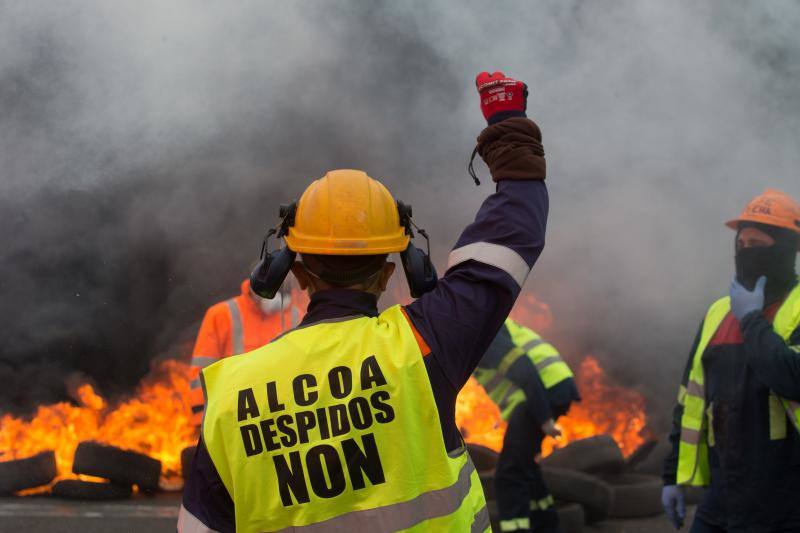 Miles de personas, entre ellas multitud de trabajadores de Alcoa de San Cibrao, en Lugo, han protagonizado este domingo una protesta que ha cortado un tramo de la Autovía del Cantábrico a la altura del Puente de los Santos, en Ribadeo, para mostrar su rechazo al anuncio de la multinacional del aluminio de que iniciará un período de consultas para un despido colectivo de un máximo de 534 empleados, al alegar una situación insostenible en esa factoría.