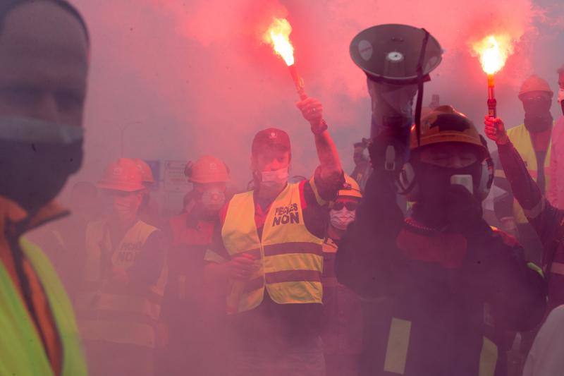 Miles de personas, entre ellas multitud de trabajadores de Alcoa de San Cibrao, en Lugo, han protagonizado este domingo una protesta que ha cortado un tramo de la Autovía del Cantábrico a la altura del Puente de los Santos, en Ribadeo, para mostrar su rechazo al anuncio de la multinacional del aluminio de que iniciará un período de consultas para un despido colectivo de un máximo de 534 empleados, al alegar una situación insostenible en esa factoría.