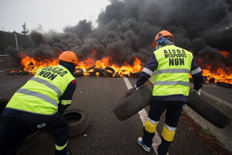 Miles de personas, entre ellas multitud de trabajadores de Alcoa de San Cibrao, en Lugo, han protagonizado este domingo una protesta que ha cortado un tramo de la Autovía del Cantábrico a la altura del Puente de los Santos, en Ribadeo, para mostrar su rechazo al anuncio de la multinacional del aluminio de que iniciará un período de consultas para un despido colectivo de un máximo de 534 empleados, al alegar una situación insostenible en esa factoría.