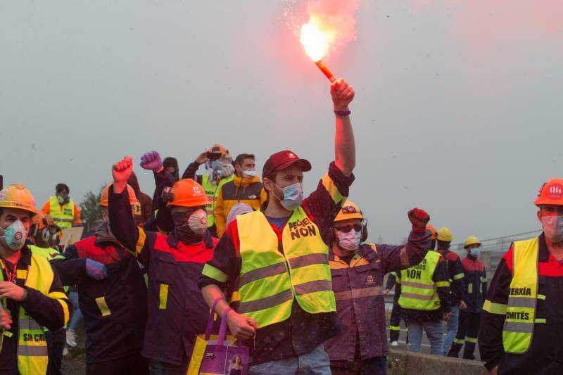 Miles de personas, entre ellas multitud de trabajadores de Alcoa de San Cibrao, en Lugo, han protagonizado este domingo una protesta que ha cortado un tramo de la Autovía del Cantábrico a la altura del Puente de los Santos, en Ribadeo, para mostrar su rechazo al anuncio de la multinacional del aluminio de que iniciará un período de consultas para un despido colectivo de un máximo de 534 empleados, al alegar una situación insostenible en esa factoría.