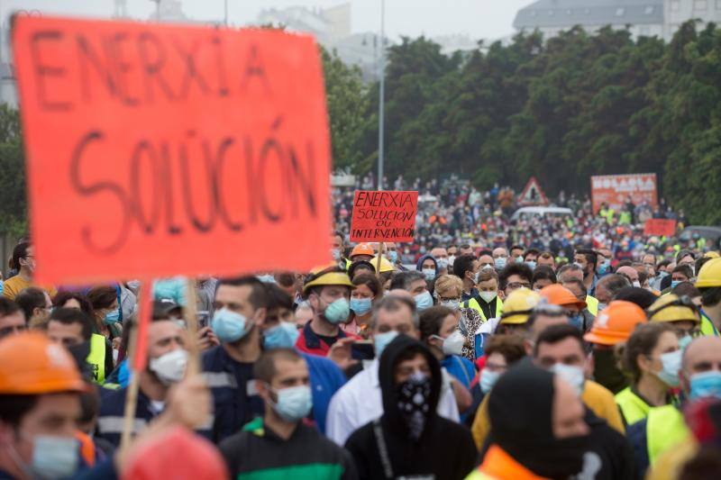 Miles de personas, entre ellas multitud de trabajadores de Alcoa de San Cibrao, en Lugo, han protagonizado este domingo una protesta que ha cortado un tramo de la Autovía del Cantábrico a la altura del Puente de los Santos, en Ribadeo, para mostrar su rechazo al anuncio de la multinacional del aluminio de que iniciará un período de consultas para un despido colectivo de un máximo de 534 empleados, al alegar una situación insostenible en esa factoría.