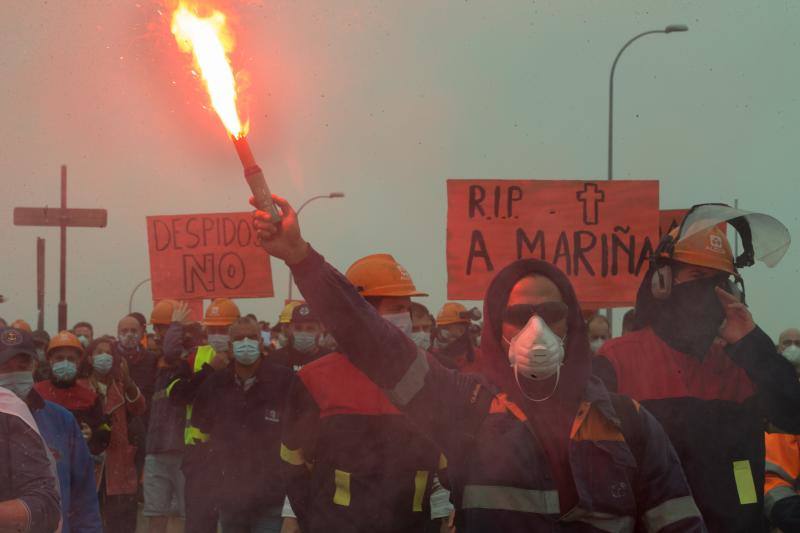 Miles de personas, entre ellas multitud de trabajadores de Alcoa de San Cibrao, en Lugo, han protagonizado este domingo una protesta que ha cortado un tramo de la Autovía del Cantábrico a la altura del Puente de los Santos, en Ribadeo, para mostrar su rechazo al anuncio de la multinacional del aluminio de que iniciará un período de consultas para un despido colectivo de un máximo de 534 empleados, al alegar una situación insostenible en esa factoría.