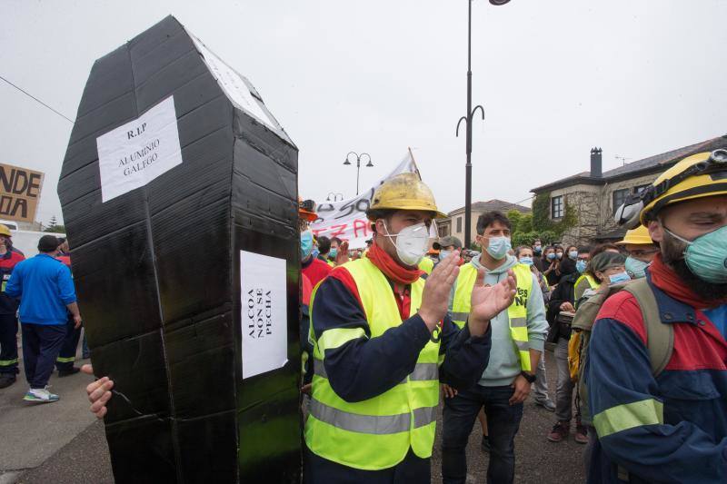 Miles de personas, entre ellas multitud de trabajadores de Alcoa de San Cibrao, en Lugo, han protagonizado este domingo una protesta que ha cortado un tramo de la Autovía del Cantábrico a la altura del Puente de los Santos, en Ribadeo, para mostrar su rechazo al anuncio de la multinacional del aluminio de que iniciará un período de consultas para un despido colectivo de un máximo de 534 empleados, al alegar una situación insostenible en esa factoría.