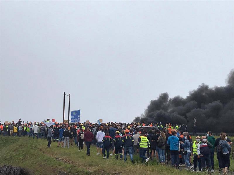 Miles de personas, entre ellas multitud de trabajadores de Alcoa de San Cibrao, en Lugo, han protagonizado este domingo una protesta que ha cortado un tramo de la Autovía del Cantábrico a la altura del Puente de los Santos, en Ribadeo, para mostrar su rechazo al anuncio de la multinacional del aluminio de que iniciará un período de consultas para un despido colectivo de un máximo de 534 empleados, al alegar una situación insostenible en esa factoría.