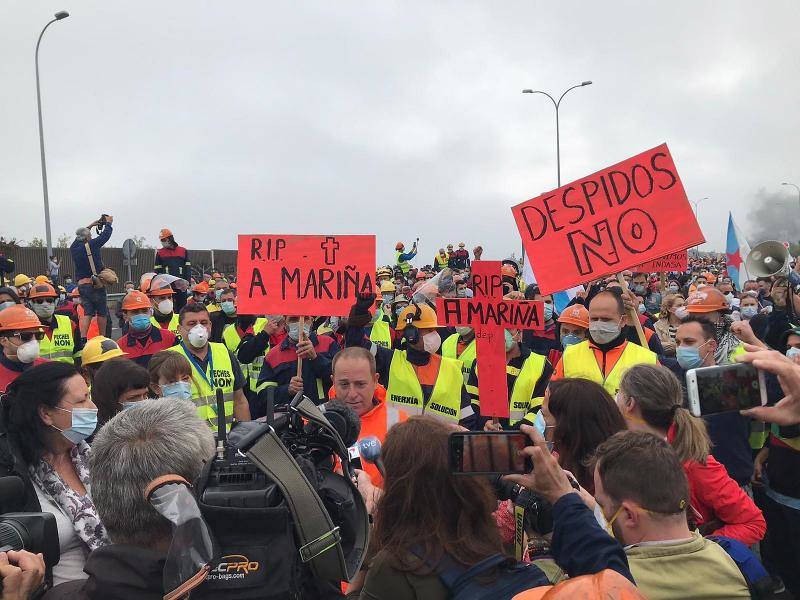 Miles de personas, entre ellas multitud de trabajadores de Alcoa de San Cibrao, en Lugo, han protagonizado este domingo una protesta que ha cortado un tramo de la Autovía del Cantábrico a la altura del Puente de los Santos, en Ribadeo, para mostrar su rechazo al anuncio de la multinacional del aluminio de que iniciará un período de consultas para un despido colectivo de un máximo de 534 empleados, al alegar una situación insostenible en esa factoría.