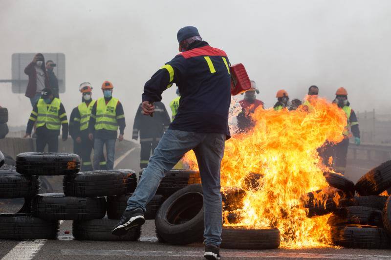 Miles de personas, entre ellas multitud de trabajadores de Alcoa de San Cibrao, en Lugo, han protagonizado este domingo una protesta que ha cortado un tramo de la Autovía del Cantábrico a la altura del Puente de los Santos, en Ribadeo, para mostrar su rechazo al anuncio de la multinacional del aluminio de que iniciará un período de consultas para un despido colectivo de un máximo de 534 empleados, al alegar una situación insostenible en esa factoría.