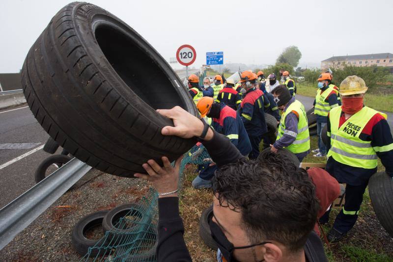 Miles de personas, entre ellas multitud de trabajadores de Alcoa de San Cibrao, en Lugo, han protagonizado este domingo una protesta que ha cortado un tramo de la Autovía del Cantábrico a la altura del Puente de los Santos, en Ribadeo, para mostrar su rechazo al anuncio de la multinacional del aluminio de que iniciará un período de consultas para un despido colectivo de un máximo de 534 empleados, al alegar una situación insostenible en esa factoría.