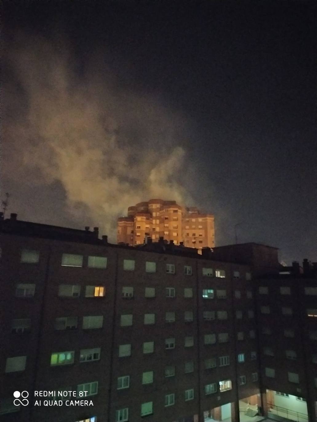 Un incendio originado en la noche de este sábado en un edificio del Natahoyo de Gijón obligó a evacuar a parte de los vecinos. No hubo que lamentar heridos.