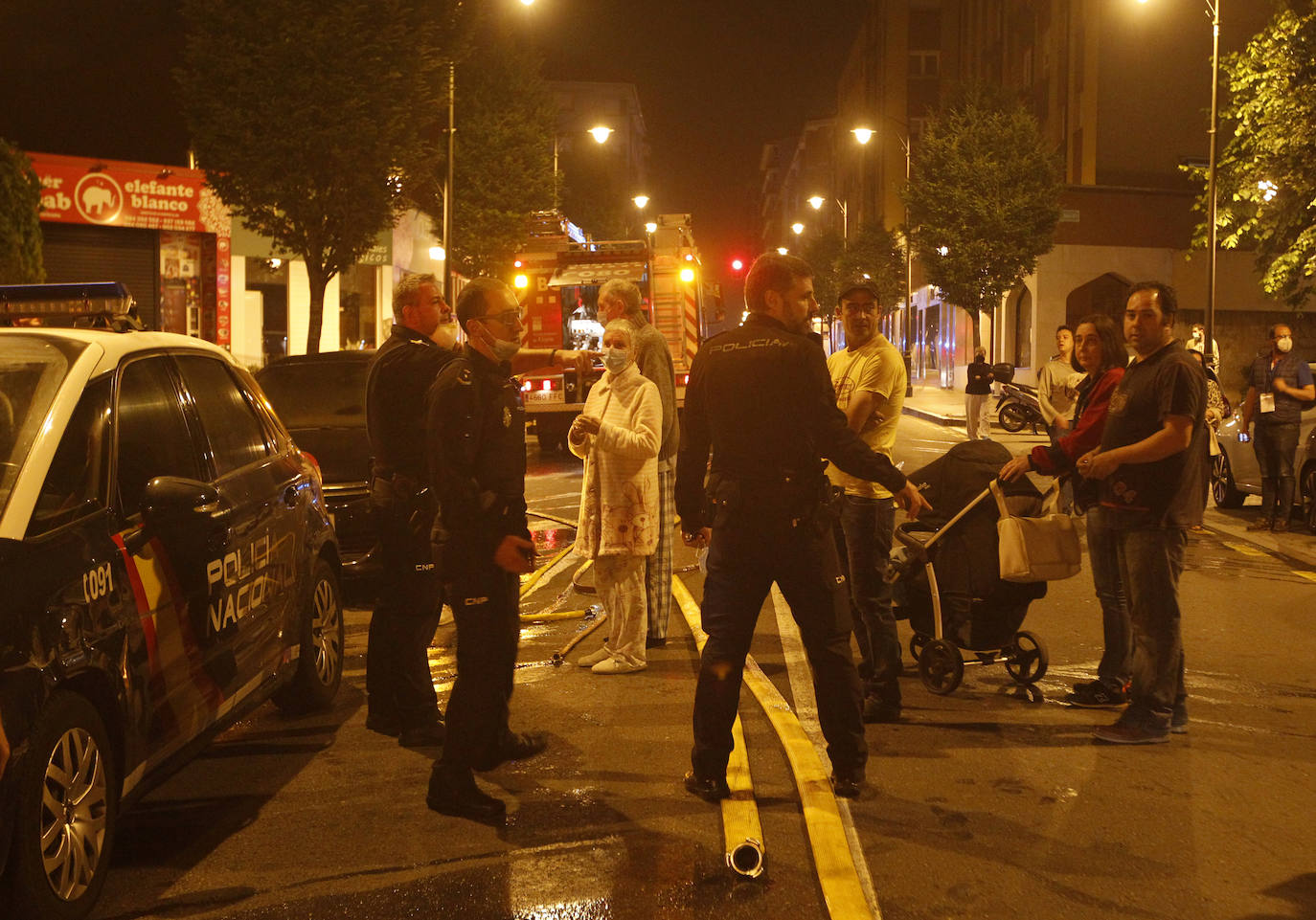 Un incendio originado en la noche de este sábado en un edificio del Natahoyo de Gijón obligó a evacuar a parte de los vecinos. No hubo que lamentar heridos.