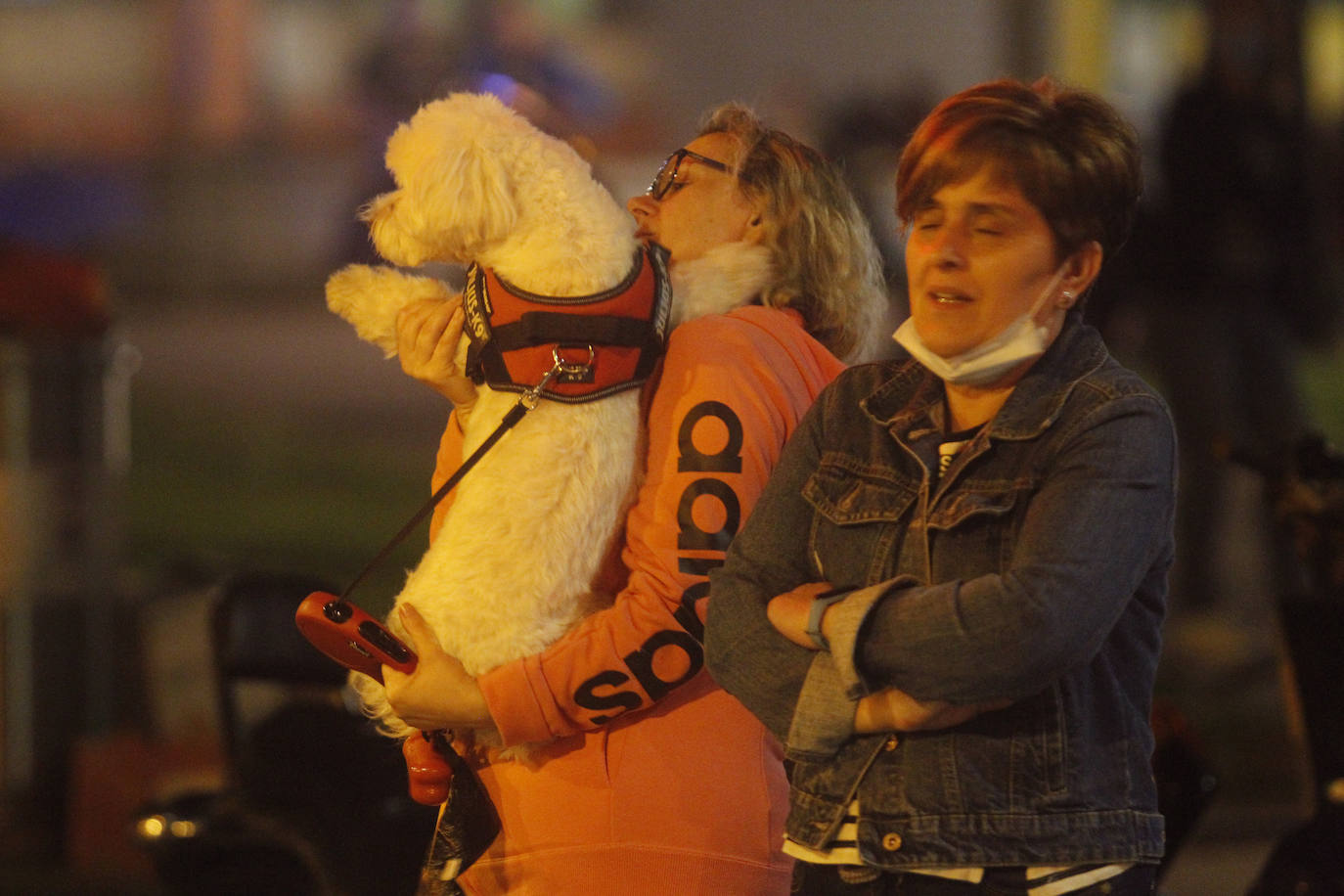 Un incendio originado en la noche de este sábado en un edificio del Natahoyo de Gijón obligó a evacuar a parte de los vecinos. No hubo que lamentar heridos.