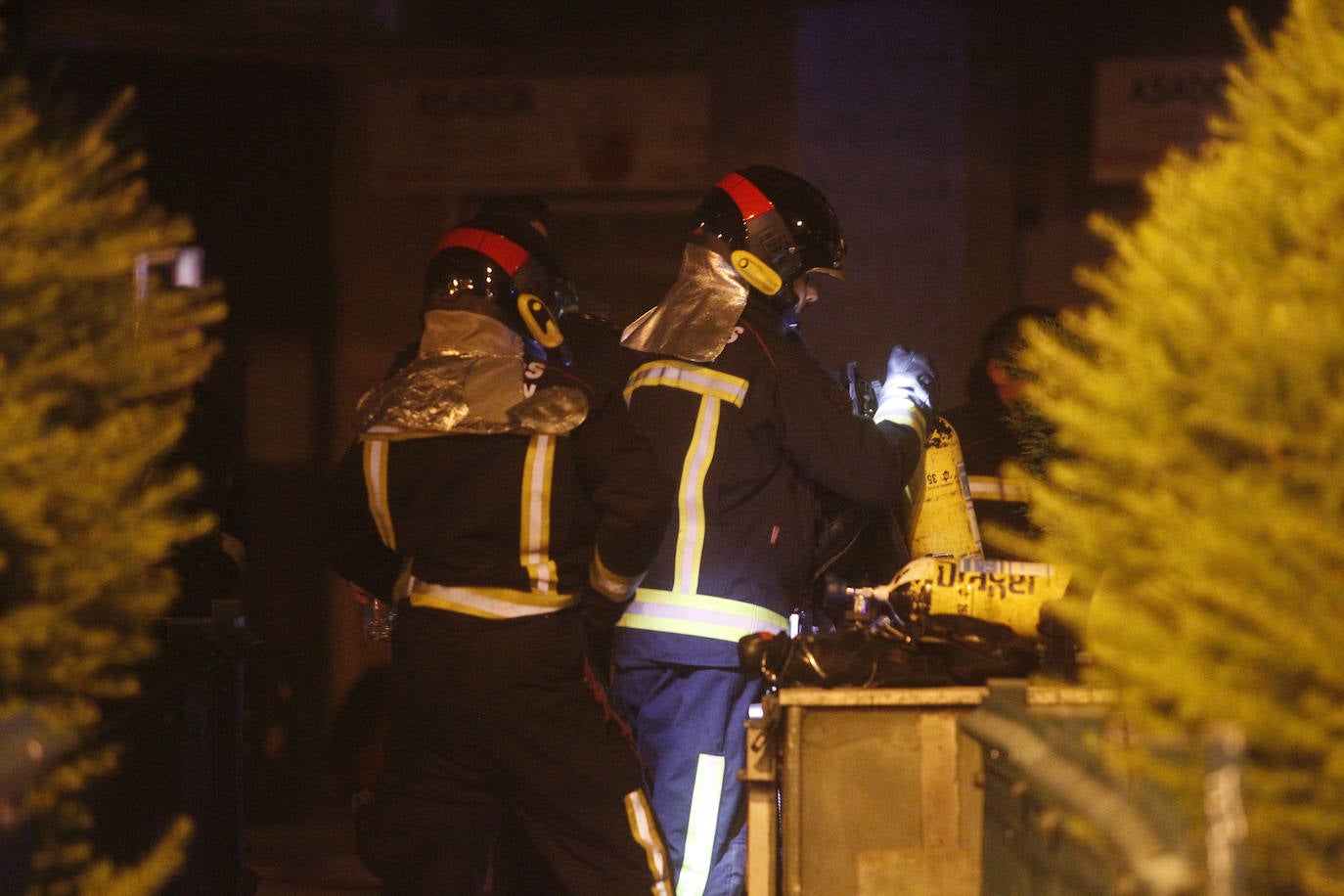 Un incendio originado en la noche de este sábado en un edificio del Natahoyo de Gijón obligó a evacuar a parte de los vecinos. No hubo que lamentar heridos.