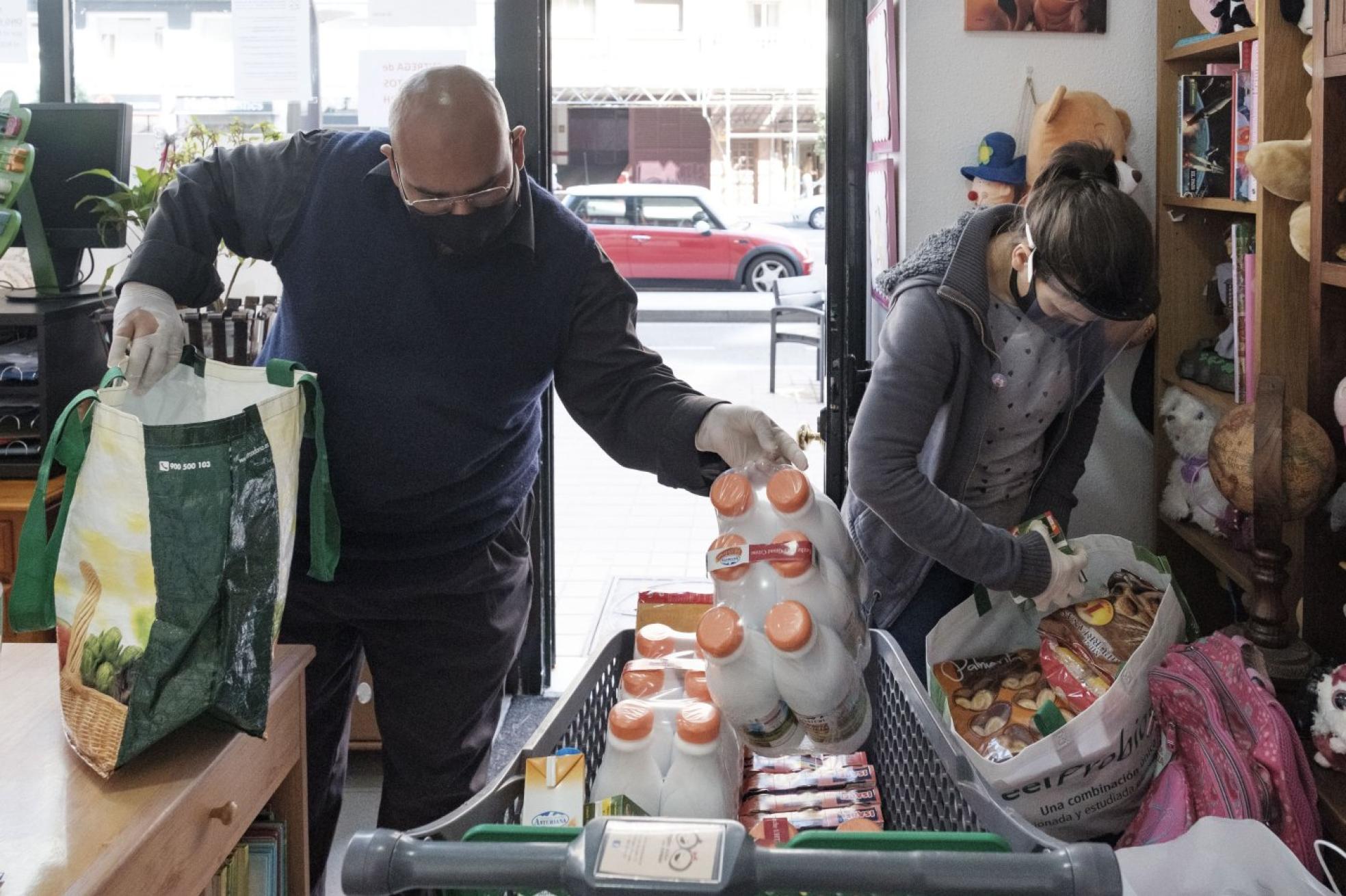 Ningún niño sin cenar. Voluntarios dejan comida en la ONG, que asegura haber perdido ya la cuenta de los usuarios. 