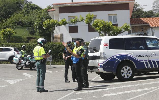 Controles de Policía y Guardia Civil en el acceso a la playa de Rodiles, una de las más concurridas. 