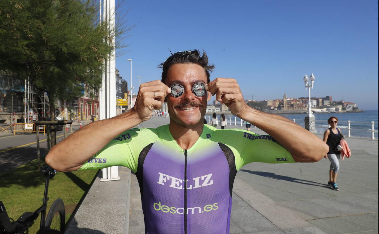 Luis realiza una carrera continua en el paseo de la playa San Lorenzo en Gijón. En Hawai correrá algo más de 42 kilómetros.