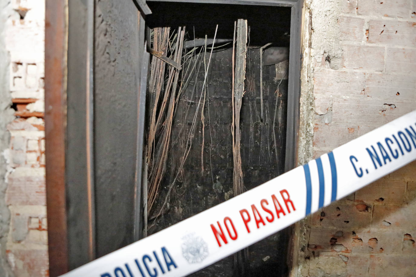 Los vecinos de las 128 viviendas del bloque de El Natahoyo se quedrán sin luz entre 15 días y un mes como conecuencia de las llamas, que calcinaron el cuadro de contadores en la madrugada del sábado al domingo.