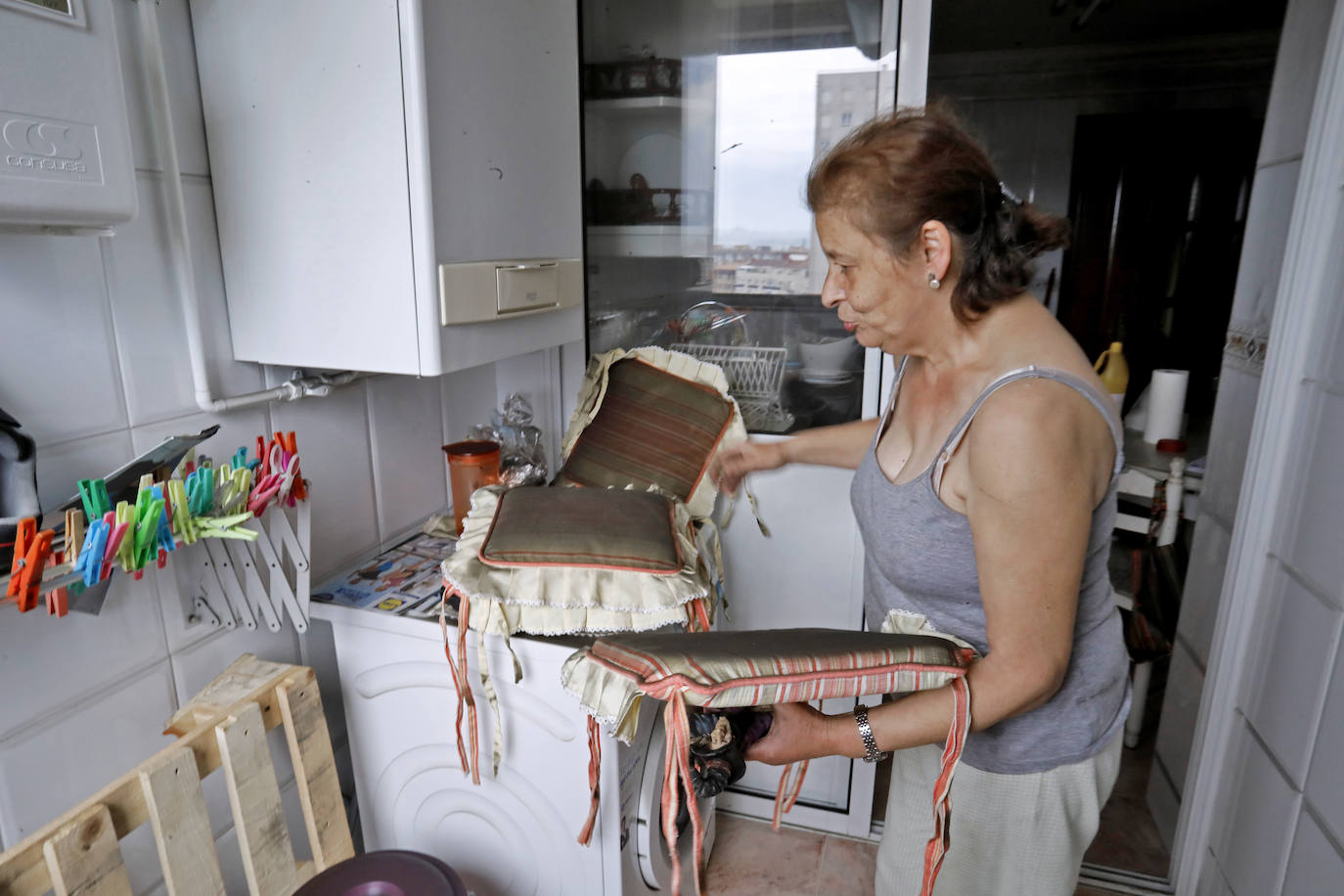 Los vecinos de las 128 viviendas del bloque de El Natahoyo se quedrán sin luz entre 15 días y un mes como conecuencia de las llamas, que calcinaron el cuadro de contadores en la madrugada del sábado al domingo.