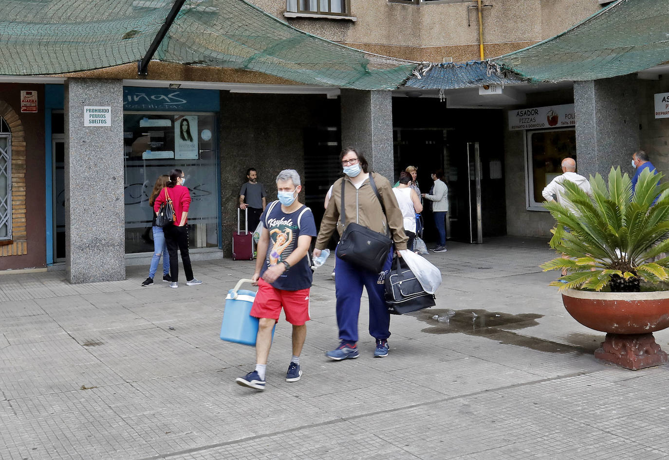 Los vecinos de las 128 viviendas del bloque de El Natahoyo se quedrán sin luz entre 15 días y un mes como conecuencia de las llamas, que calcinaron el cuadro de contadores en la madrugada del sábado al domingo.