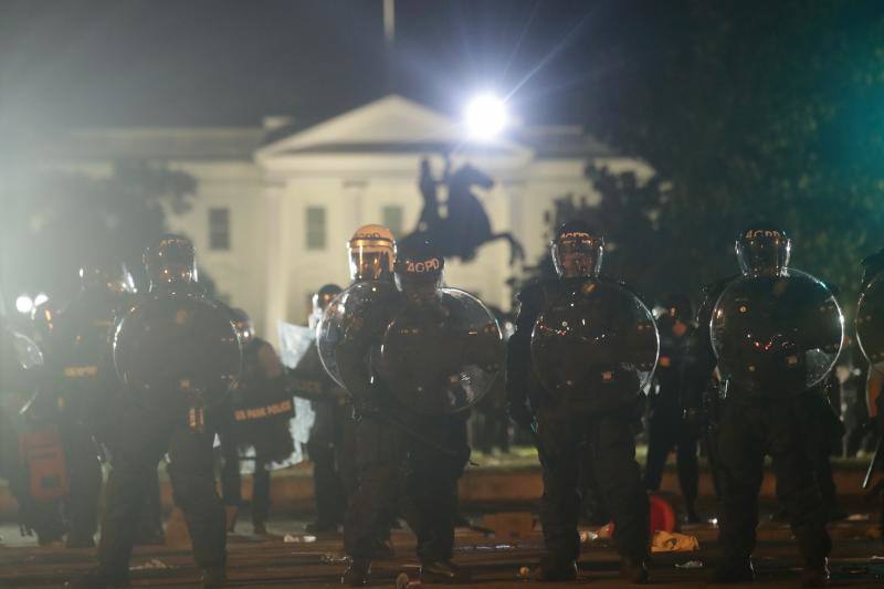 La muerte de un hombre negro desarmado, George Floyd, a manos de la policía en Minneapolis, encendió la última ola de indignación en Estados Unidos por el uso repetido de la fuerza letal contra los afroamericanos. Después de cinco noches consecutivas de manifestaciones contra el racismo y la brutalidad policial, las protestas se aproximaron a la Casa Blanca, residencia del presidente de EE UU, Donald Trump. 