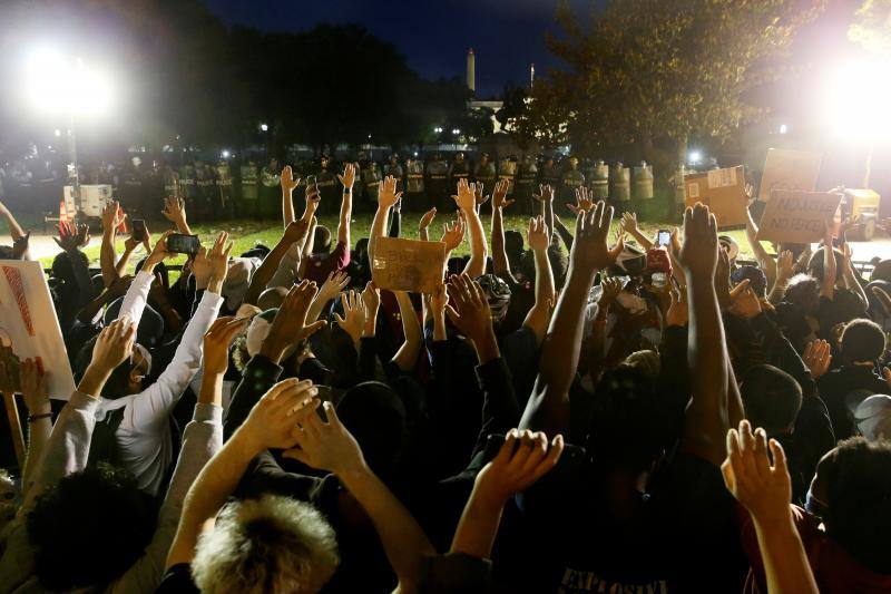 La muerte de un hombre negro desarmado, George Floyd, a manos de la policía en Minneapolis, encendió la última ola de indignación en Estados Unidos por el uso repetido de la fuerza letal contra los afroamericanos. Después de cinco noches consecutivas de manifestaciones contra el racismo y la brutalidad policial, las protestas se aproximaron a la Casa Blanca, residencia del presidente de EE UU, Donald Trump. 