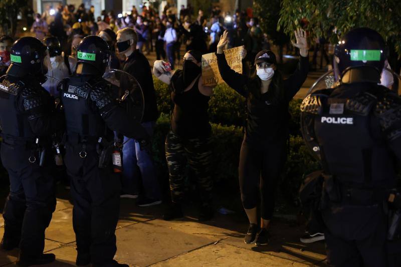 La muerte de un hombre negro desarmado, George Floyd, a manos de la policía en Minneapolis, encendió la última ola de indignación en Estados Unidos por el uso repetido de la fuerza letal contra los afroamericanos. Después de cinco noches consecutivas de manifestaciones contra el racismo y la brutalidad policial, las protestas se aproximaron a la Casa Blanca, residencia del presidente de EE UU, Donald Trump. 
