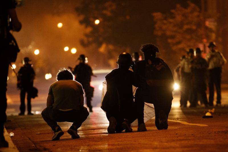 La muerte de un hombre negro desarmado, George Floyd, a manos de la policía en Minneapolis, encendió la última ola de indignación en Estados Unidos por el uso repetido de la fuerza letal contra los afroamericanos. Después de cinco noches consecutivas de manifestaciones contra el racismo y la brutalidad policial, las protestas se aproximaron a la Casa Blanca, residencia del presidente de EE UU, Donald Trump. 