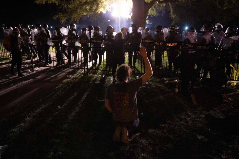 La muerte de un hombre negro desarmado, George Floyd, a manos de la policía en Minneapolis, encendió la última ola de indignación en Estados Unidos por el uso repetido de la fuerza letal contra los afroamericanos. Después de cinco noches consecutivas de manifestaciones contra el racismo y la brutalidad policial, las protestas se aproximaron a la Casa Blanca, residencia del presidente de EE UU, Donald Trump. 