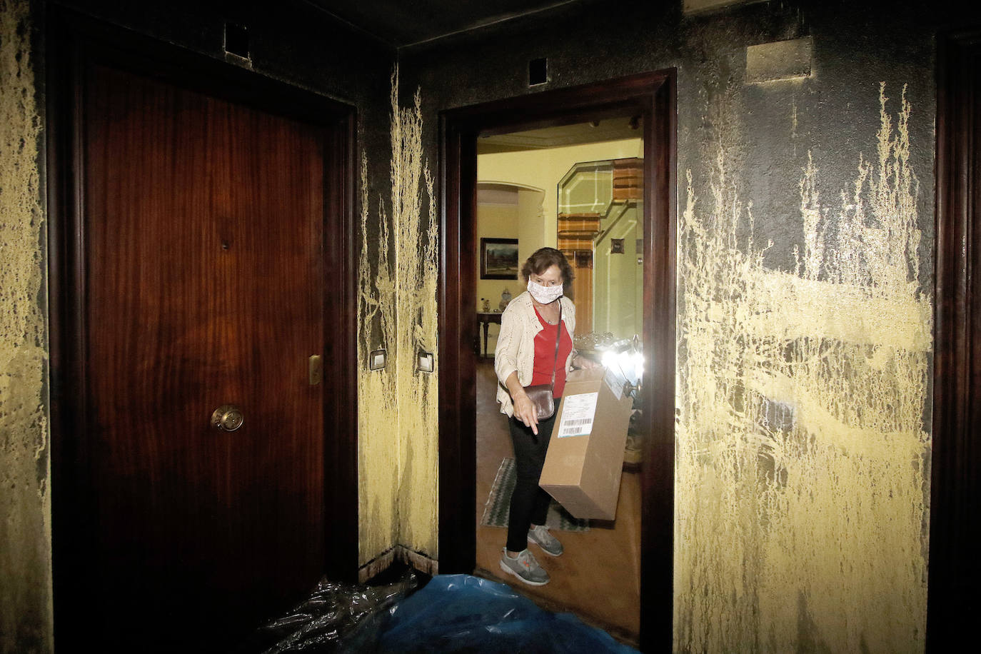 El edificioLa Estrella, ubicado en la avenida de Galicia de Gijón, sufrió el pasado sábado un incendio que calcinó todo el cuadro de contadores y que, en principio, dejará si luz a las 128 viviendas que lo componen entre 15 días y un mes. Los vecinos y comerciantes del bloque han regresado este lunes para observar el estado de sus pertenencias. 