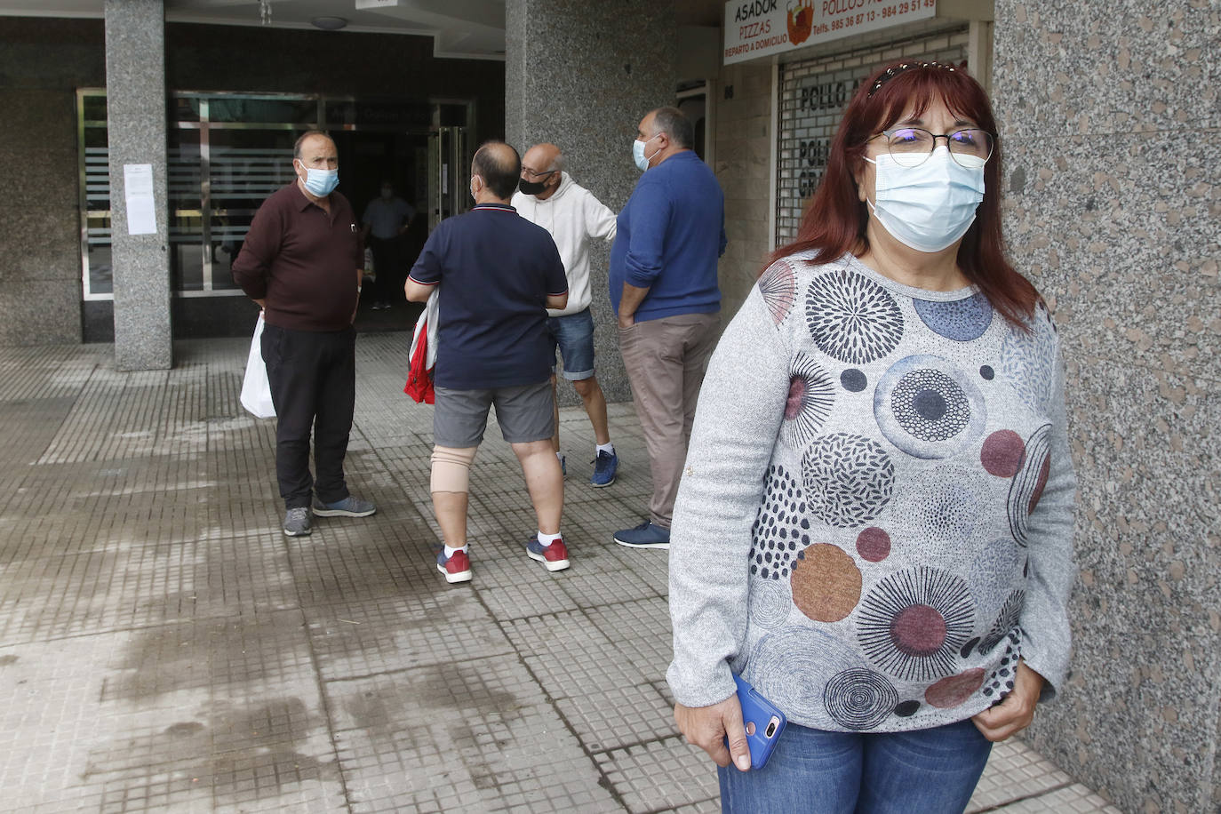 El edificio La Estrella, ubicado en la avenida de Galicia de Gijón, sufrió el pasado sábado un incendio que calcinó todo el cuadro de contadores y que, en principio, dejará si luz a las 128 viviendas que lo componen entre 15 días y un mes. Los vecinos y comerciantes del bloque han regresado este lunes para observar el estado de sus pertenencias. 