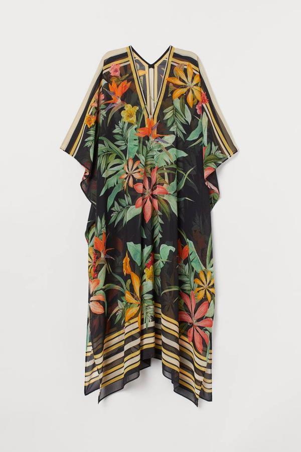 Caftán playero con escote en V y diseño floral de H&M, 19,99 euros.