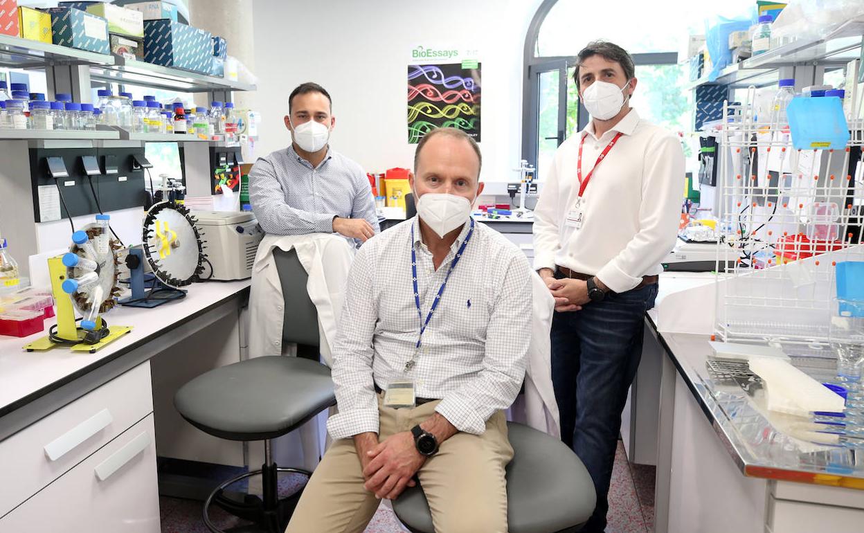 Por la izquierda, Juan Ramón Tejedor (investigador postdoctoral Juan de la Cierva), Mario Fernández Fraga y Agustín Frenández (investigador Miguel Servet). 